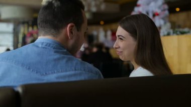 Kafede smartphone ile genç mutlu çift