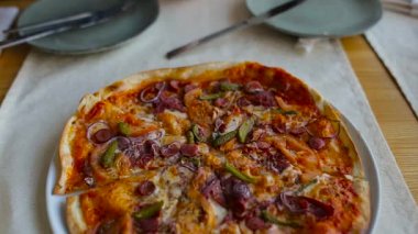 Çift konuşmak ve pizza yemek City Café