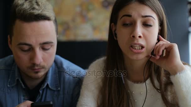 Emotionele het gesprek van het echtpaar in het café — Stockvideo