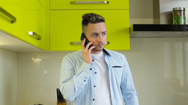 Triste, uomo problematico che parla al cellulare da tkitchen — Video Stock