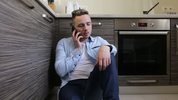 Szomorú, baj ember beszél a mobiltelefon által tkitchen — Stock videók