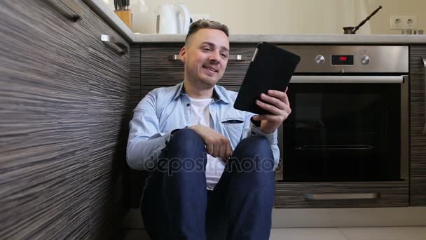 남자가 부엌에 태블릿 컴퓨터에서 채팅 — 비디오
