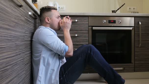 Man drinken koffie in de ochtend in de keuken thuis — Stockvideo