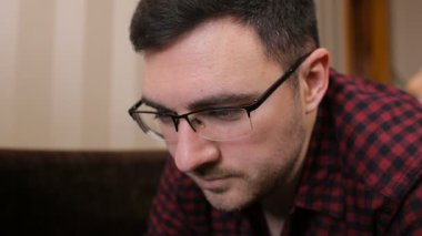 tablet bilgisayar kanepede yatan genç erkekle