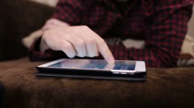 Onun tablet ile bir adam eserlerin yakın çekim