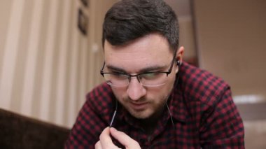 Genç adam kulaklık ile telefon sohbet