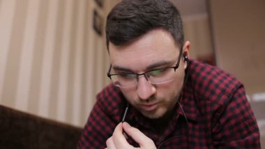 Genç adam kulaklık ile telefon sohbet