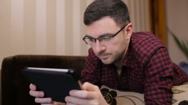 teknoloji, vizyon ve insanlar kavramı - tablet pc evde gözlük yorgun olan adam