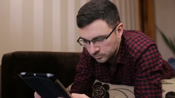 La tecnología, la visión y el concepto de las personas - hombre con tableta PC cansado de anteojos en el hogar — Vídeos de Stock