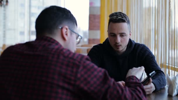 Dos amigos varones con Tablet PC hablando en la cafetería — Vídeos de Stock