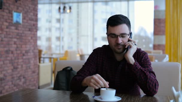 Adult man talking on cell phone — Stock Video