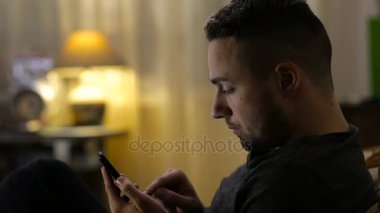 Adam manifatura, geceleri smartphone cep telefonu ile Divan SMS gönderme