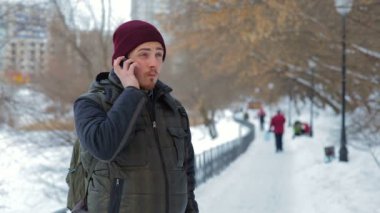 Parkta cep telefonu üzerinde kış anda konuşan adam