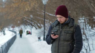 genç adam onun smartphone açık havada kullanma