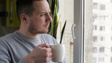 Kahve içme ve manzarayı penceresinden genç adam