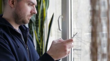 Genç adam evde Smartphone oyun oynama