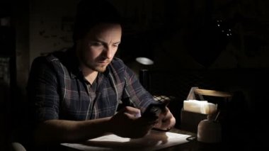 Smartphone kafede gece kullanan adam