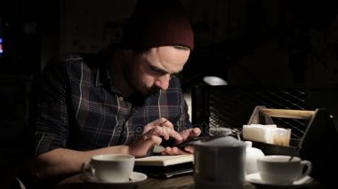 Adam yazma bir barda akşam saatlerinde listelemek için