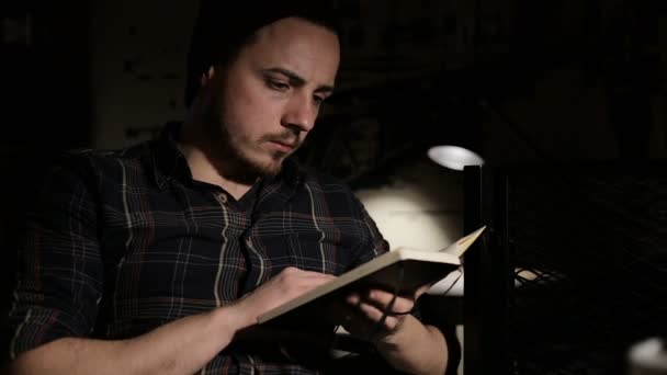Muž, čtení knihy a pití kávy v kavárně — Stock video