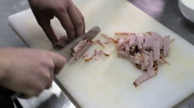Şef elleri kesik jambon Carbonara için