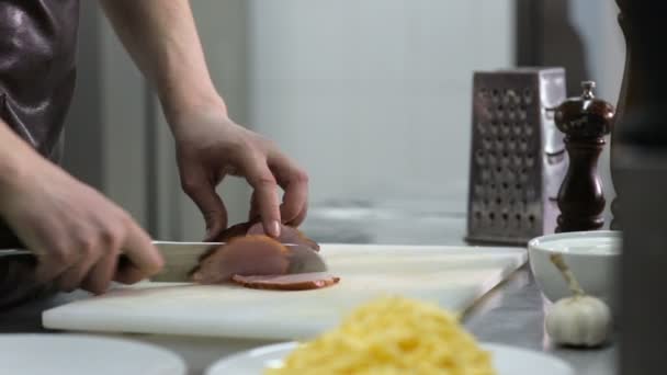 Руки шеф-повара режут ветчину для Карбонары — стоковое видео