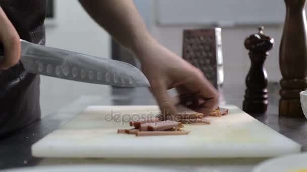 Chef mãos corta presunto para Carbonara — Vídeo de Stock