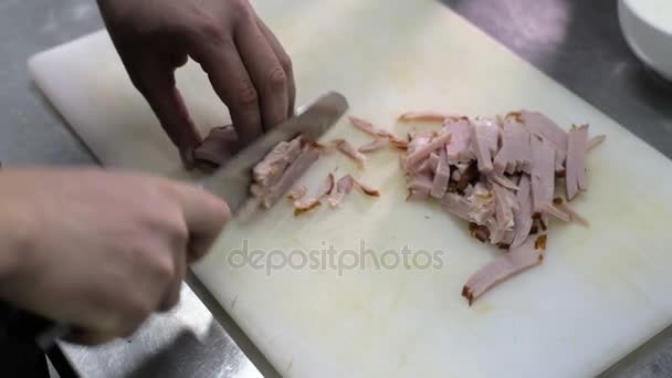 Chef-kok handen bezuinigingen ham voor Carbonara — Stockvideo