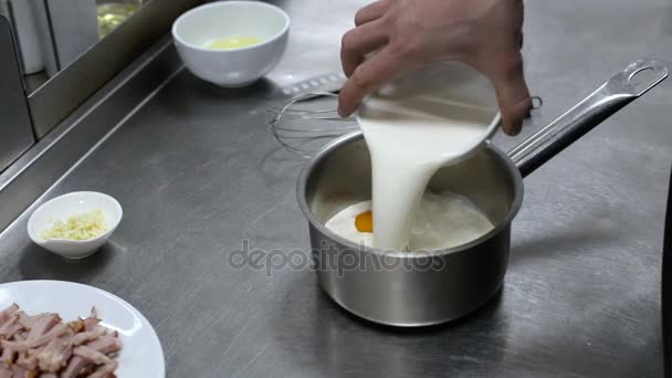 Le chef verse la crème dans la casserole — Video