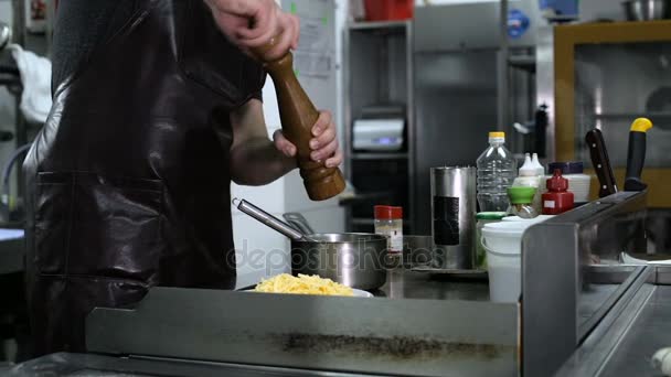 Şef tencereye sosu ile baharat ve biber ekler — Stok video