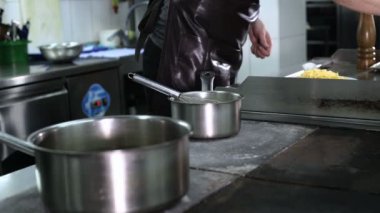 Şef sos ocakta pişiyor