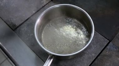 kaynar mutfakta. Paslanmaz çelik tencerede kaynar su