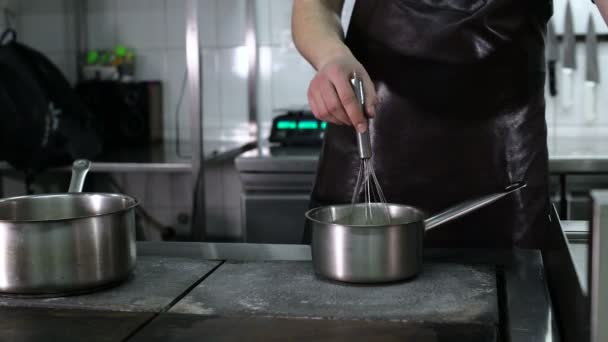 Шеф-повар готовит соус на плите — стоковое видео