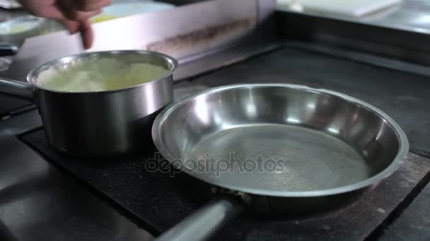 O chef está cozinhando o molho no fogão — Vídeo de Stock