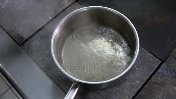 烧开的锅在厨房里。沸腾的水中不锈钢平底锅 — 图库视频影像