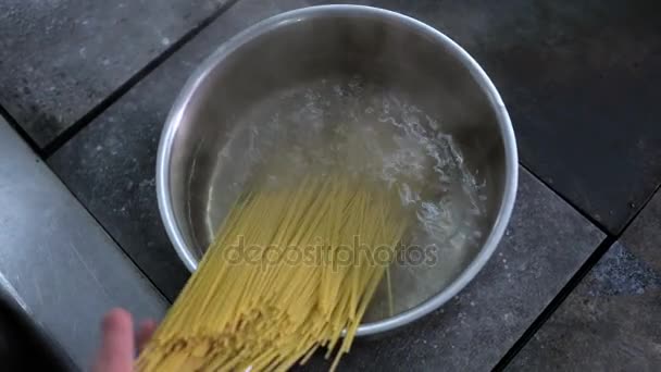 Посыпать спагетти в кипящую воду — стоковое видео