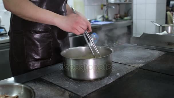 De chef-kok kookt spaghetti op de Pro-keuken — Stockvideo