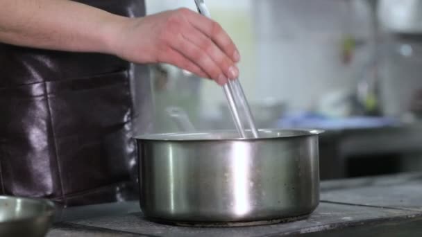 Шеф-повар готовит спагетти на про-кухне — стоковое видео