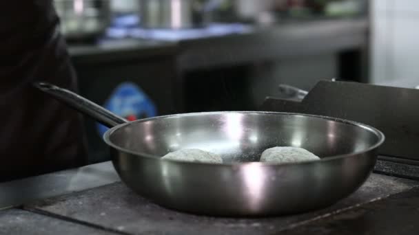Chef braten Schnitzel in Profi-Küche — Stockvideo