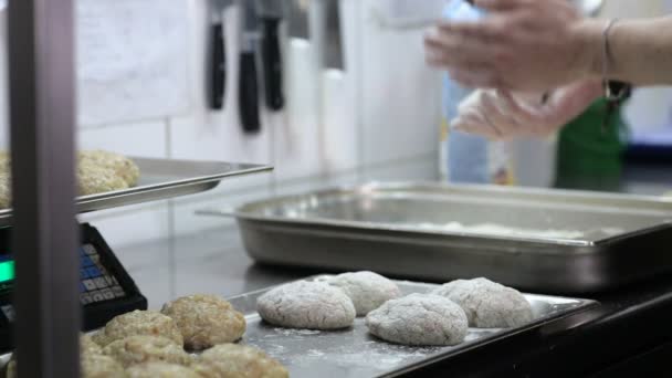 Profi-Koch kippt Schnitzel in Mehl in der Küche — Stockvideo