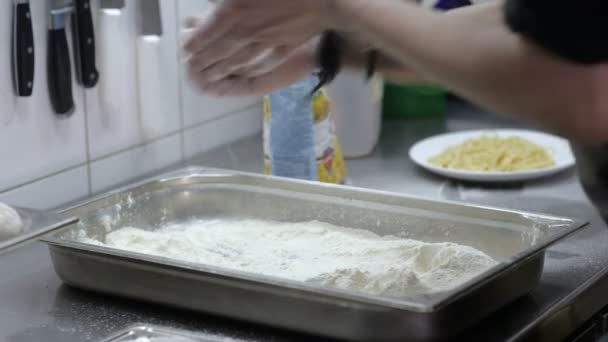 Un chef profesional tira chuletas en harina en la cocina — Vídeo de stock