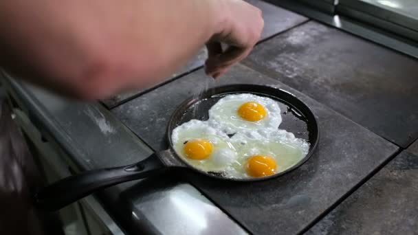 Жареное яйцо в сковороде — стоковое видео