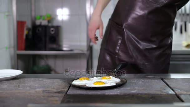 Oeuf frit dans une poêle — Video