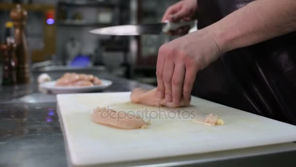 Gordura e nervos sendo cortados de peitos de frango — Vídeo de Stock