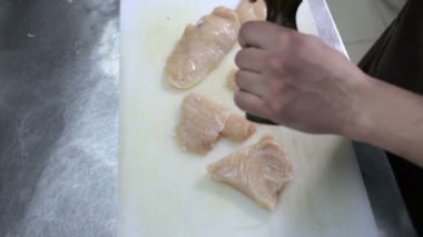 Ekleme baharat, tuz ve biber tavuk yemek