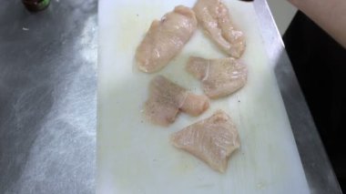 Ekleme baharat, tuz ve biber tavuk yemek