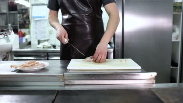 Gordura e nervos sendo cortados de peitos de frango — Vídeo de Stock