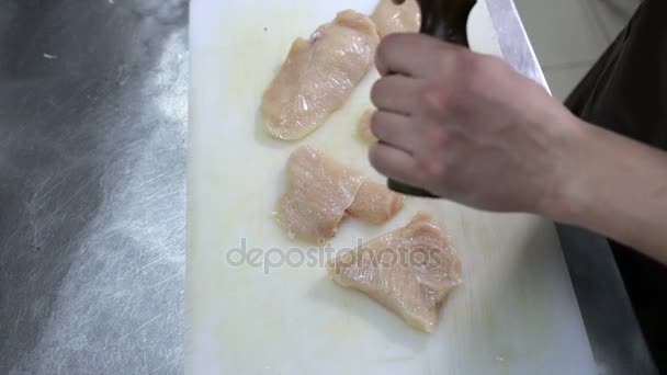 Gewürze, Salz und Pfeffer auf das Huhn geben — Stockvideo