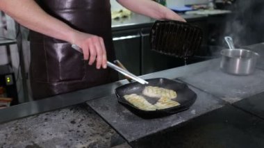 İki adet bir ızgara tava Kızartma tavuk fileto