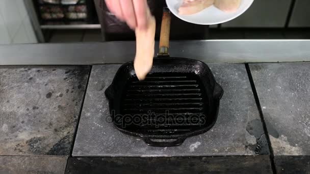 Deux morceaux de filet de poulet sur une poêle à griller — Video