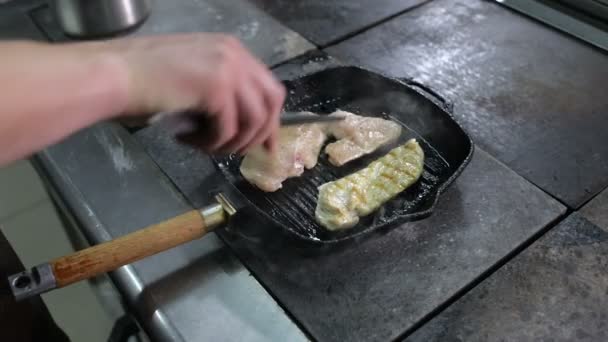 Dos trozos de filete de pollo friendo en una sartén — Vídeo de stock